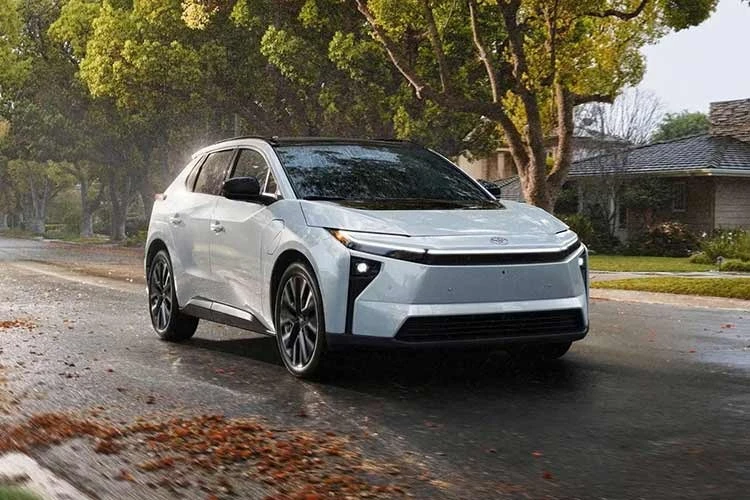 Toyota giảm giá hàng nghìn USD cho SUV điện bZ Woodland vừa ra mắt