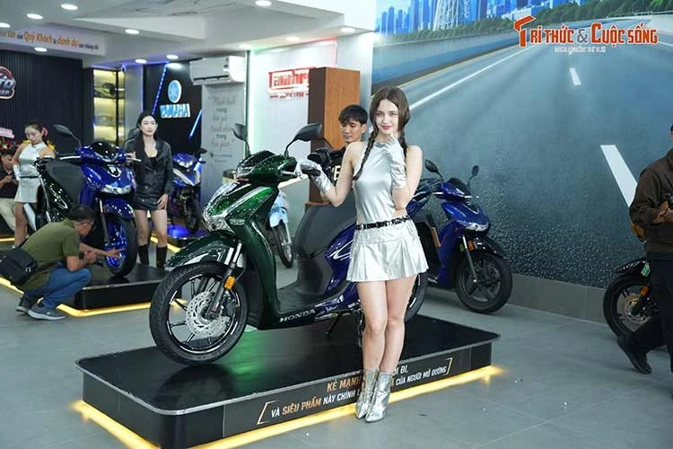 [GALLERY] Cận cảnh Honda SH150i "màu độc" tại Việt Nam, từ 235 triệu đồng