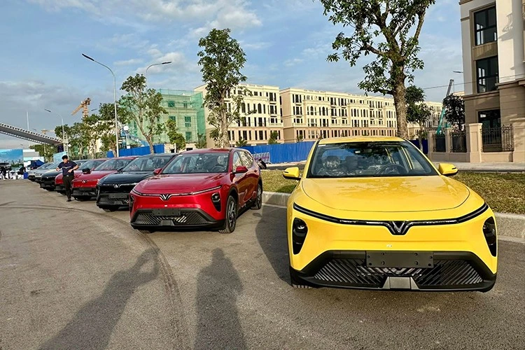 Cận cảnh VinFast Limo Green giá 749 triệu tại Việt Nam, trang bị xịn sò