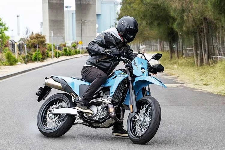 [GALLERY] Tận thấy Suzuki DR-Z4SM 2026 - cào cào đường phố gần 200 triệu đồng