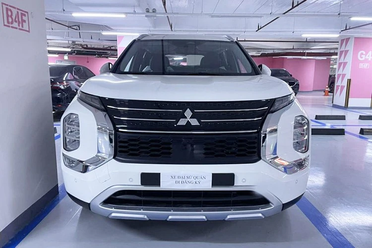 Cận cảnh Mitsubishi Outlander 2025 bất ngờ xuất hiện tại Việt Nam