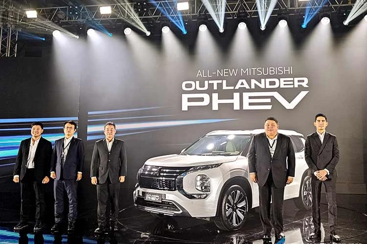 [GALLERY] Mitsubishi Outlander PHEV mở bán từ 1,2 tỷ đồng, chạy điện 100 km