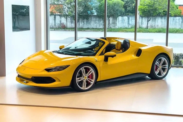Đại gia Tp.HCM tậu Ferrari 296 GTS gần 25 tỷ màu vàng lạ mắt