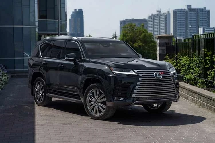 "Soi" SUV chủ tịch Lexus LX 700 chống đạn và lựu đạn, thủng lốp vẫn chạy