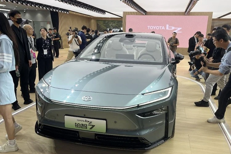 Toyota bZ7 – sedan điện cỡ S-Class, động cơ Huawei chạy 700km/sạc