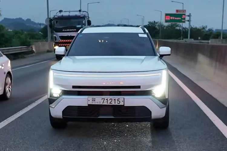 [GALLERY] Cận cảnh Hyundai Tucson 2027 "bằng xương bằng thịt" trên đường phố