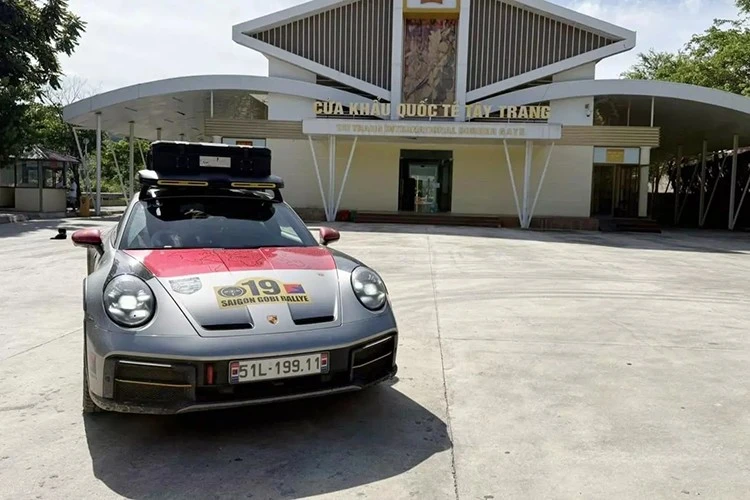 Porsche 911 Dakar "đi cày" 2 tháng Trung Quốc đã về Việt Nam