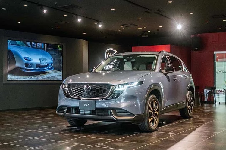 "Soi" Mazda CX-5 hybrid 2027 màu xám xi măng sắp mở bán tại Việt Nam