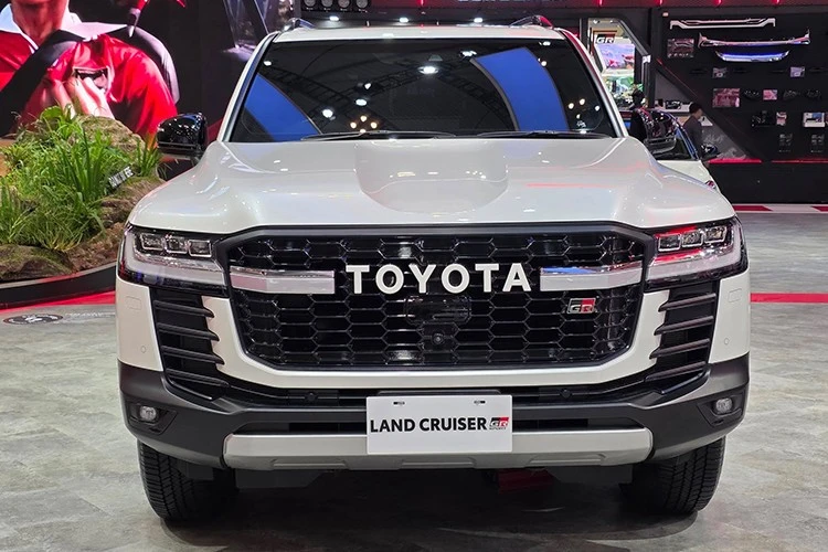 Cận cảnh Toyota Land Cruiser 300 GR Sport từ 4,3 tỷ, có về Việt Nam?