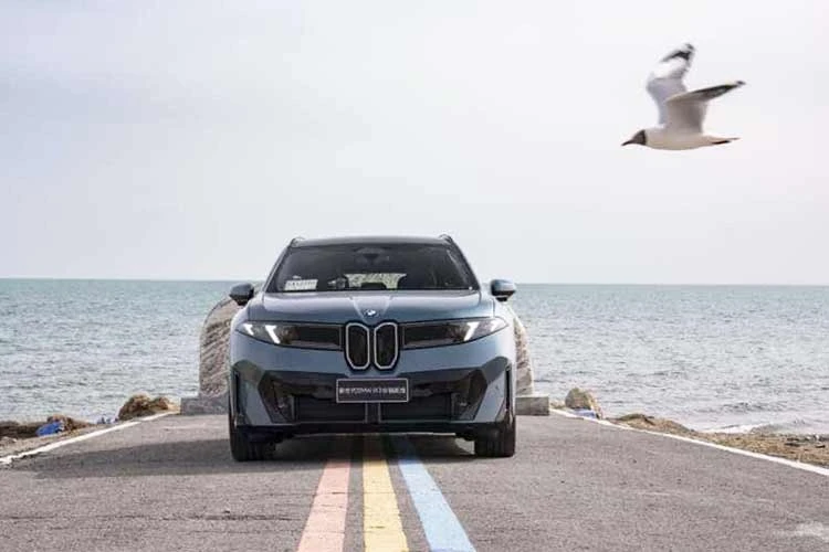 [GALLERY] BMW iX3 L 2026 ra mắt - màn hình "khủng" 43,3 inch, từ 1,04 tỷ đồng