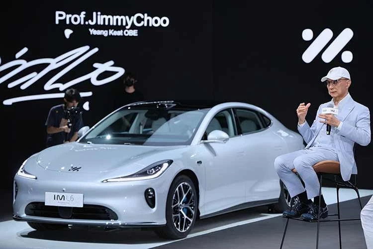[GALLERY] Đại gia Jimmy Choo "thửa" ôtô điện tên mình, bán 887 triệu đồng