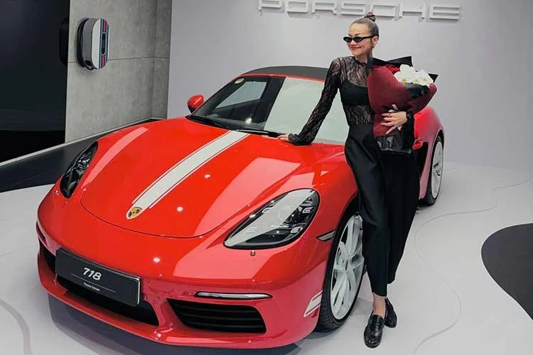 [GALLERY] Porsche 718 Boxster không dưới 5 tỷ đồng của siêu mẫu Thanh Hằng