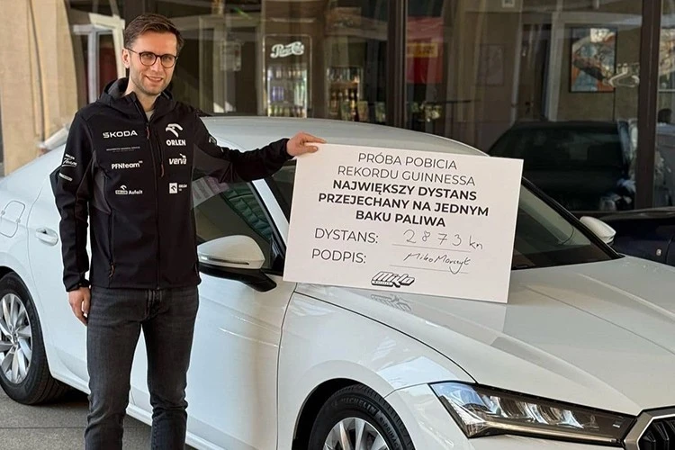 Xe sedan Skoda lập kỷ lục chạy 2.831 km chỉ với một bình dầu