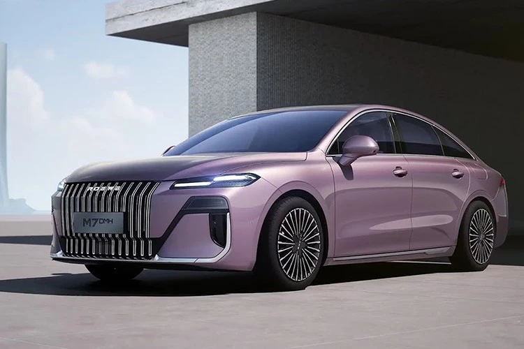 Tận mục Roewe M7 PHEV của SAIC chạy tới 2.050km, chỉ 360,2 triệu đồng