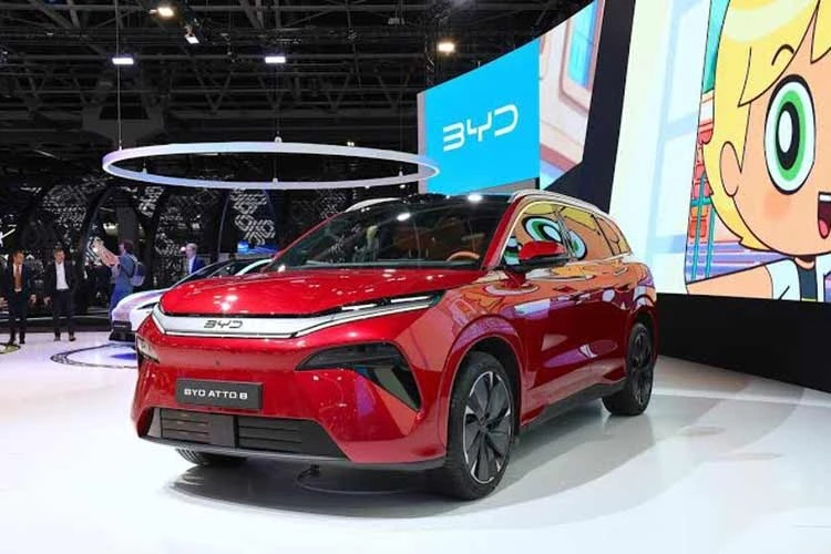 BYD Atto 8 sạc điện "nhanh như chớp" chính thức ra mắt