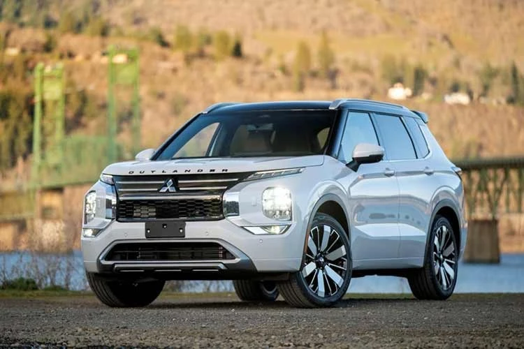 Mitsubishi Outlander mild-hybrid 2026 lộ diện tại VIệt Nam, chờ ra mắt