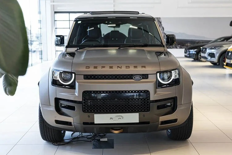 "Soi" Land Rover Defender OCTA từ 17,9 tỷ đồng đầu tiên về Việt Nam