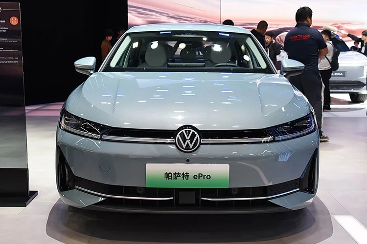Cận cảnh Volkswagen Passat ePro "ăn xăng như ngửi" đấu Toyota Camry