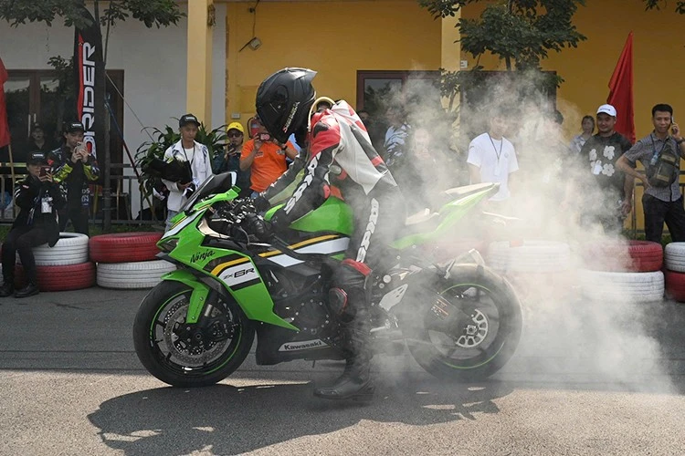 Kawasaki Ninja ZX-6R 2025 ra mắt Việt Nam, giá bán 299 triệu đồng