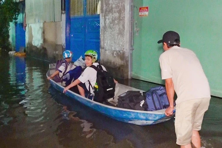 Mưa tạnh hơn một ngày, hẻm ở TPHCM vẫn ngập sâu
