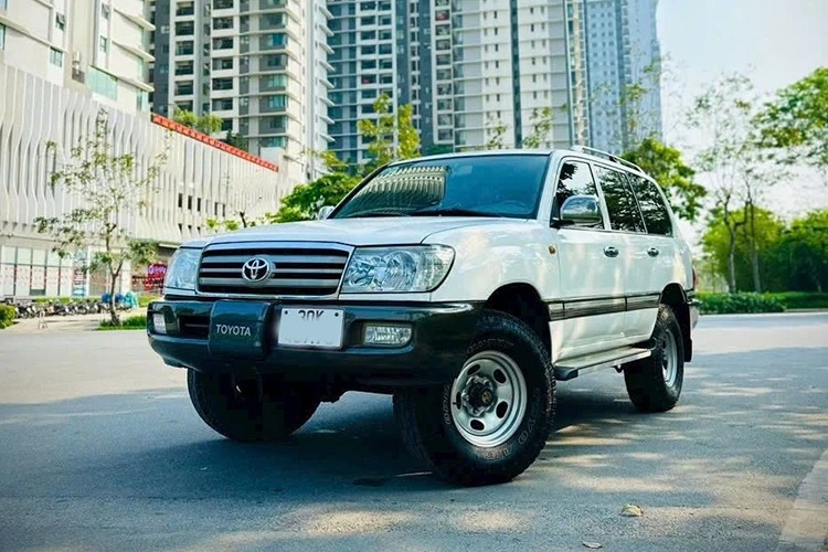 Cận cảnh Toyota Land Cruiser 105 chạy 20 năm, bán 1,3 tỷ ở Hà Nội