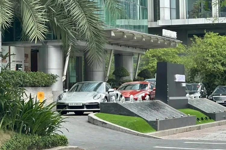 Tỷ phú Việt chi 40 triệu mua biển cho Porsche 911 Turbo 50 Years hơn 20 tỷ