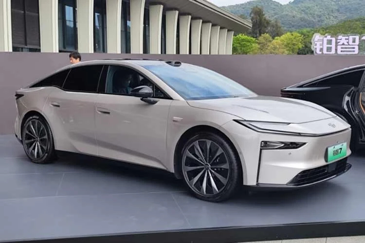 Toyota bZ7 cực hút khách, "cháy hàng" với hơn 3.100 đơn chỉ sau 1 giờ