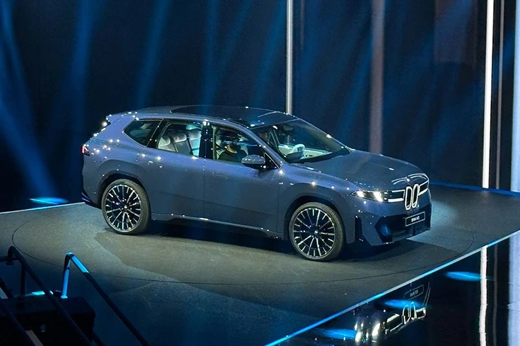 Cận cảnh BMW iX3 2026 gần 1,6 tỷ đồng, lăn bánh hơn 600 km/sạc