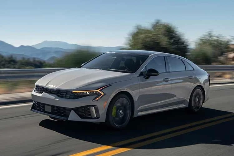 Kia K5 2027 hé lộ động cơ hybrid mới và loạt công nghệ cao cấp