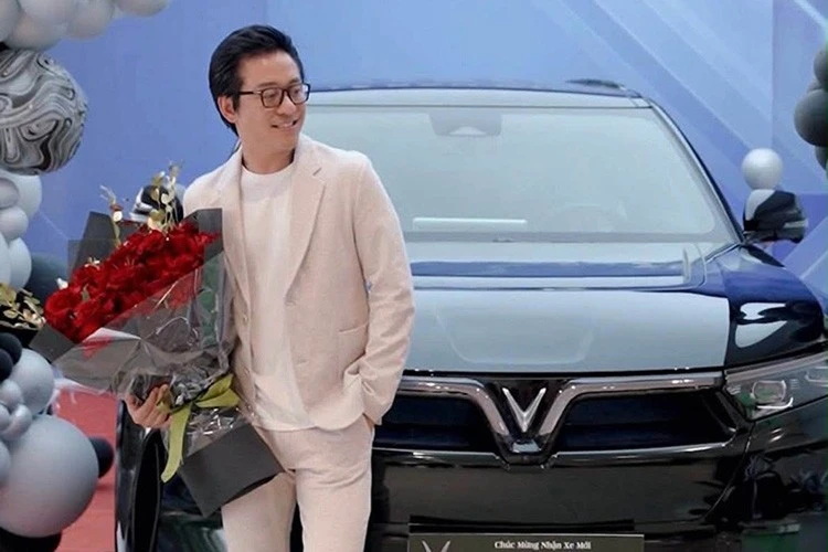 Tuấn Hưng bất ngờ chi tiền tỷ tậu thêm xe điện VinFast VF9 thứ 2
