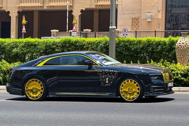"Soi" Rolls-Royce Spectre dát vàng, gắn loa giả động cơ gây sốc
