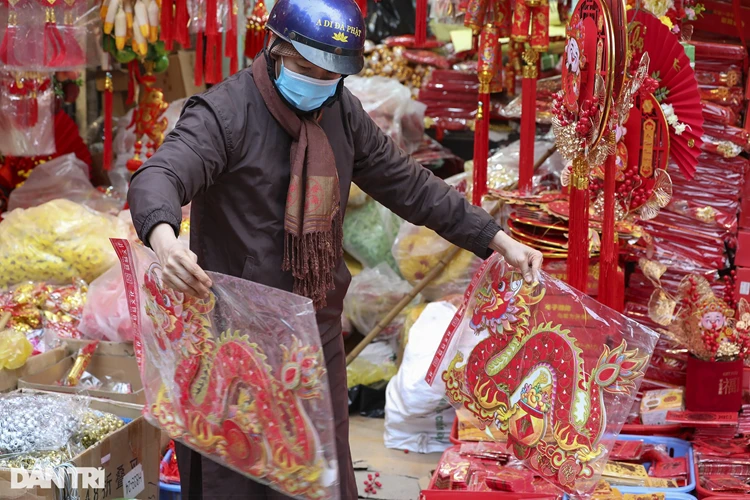 Chợ Tết phố cổ những ngày cận Tết Giáp Thìn 2024