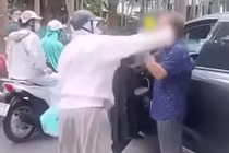 Người phụ nữ chửi bới, tát tài xế ở Hà Nội có dấu hiệu tội gây rối TTCC?