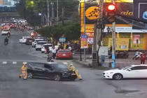 Tạm giữ hình sự người đàn ông lao xe ô tô vào CSGT