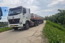Container Oanh Nguyên chở gạch vẫn lưu thông trên đê sông Thái Bình báo động 1