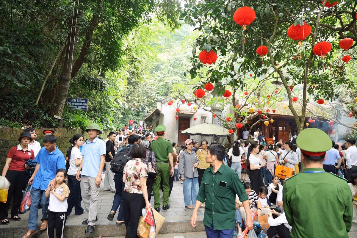 Theo Ban Tổ chức, Giỗ Tổ Hùng Vương - Lễ hội Đền Hùng và Tuần Văn hóa, Du lịch Đất Tổ năm Bính Ngọ 2026, tính từ tháng Giêng đến 20h ngày 24/4 (tức mùng 8/3 âm lịch), lượng khách về Đền Hùng ước tính khoảng 4 triệu lượt người.