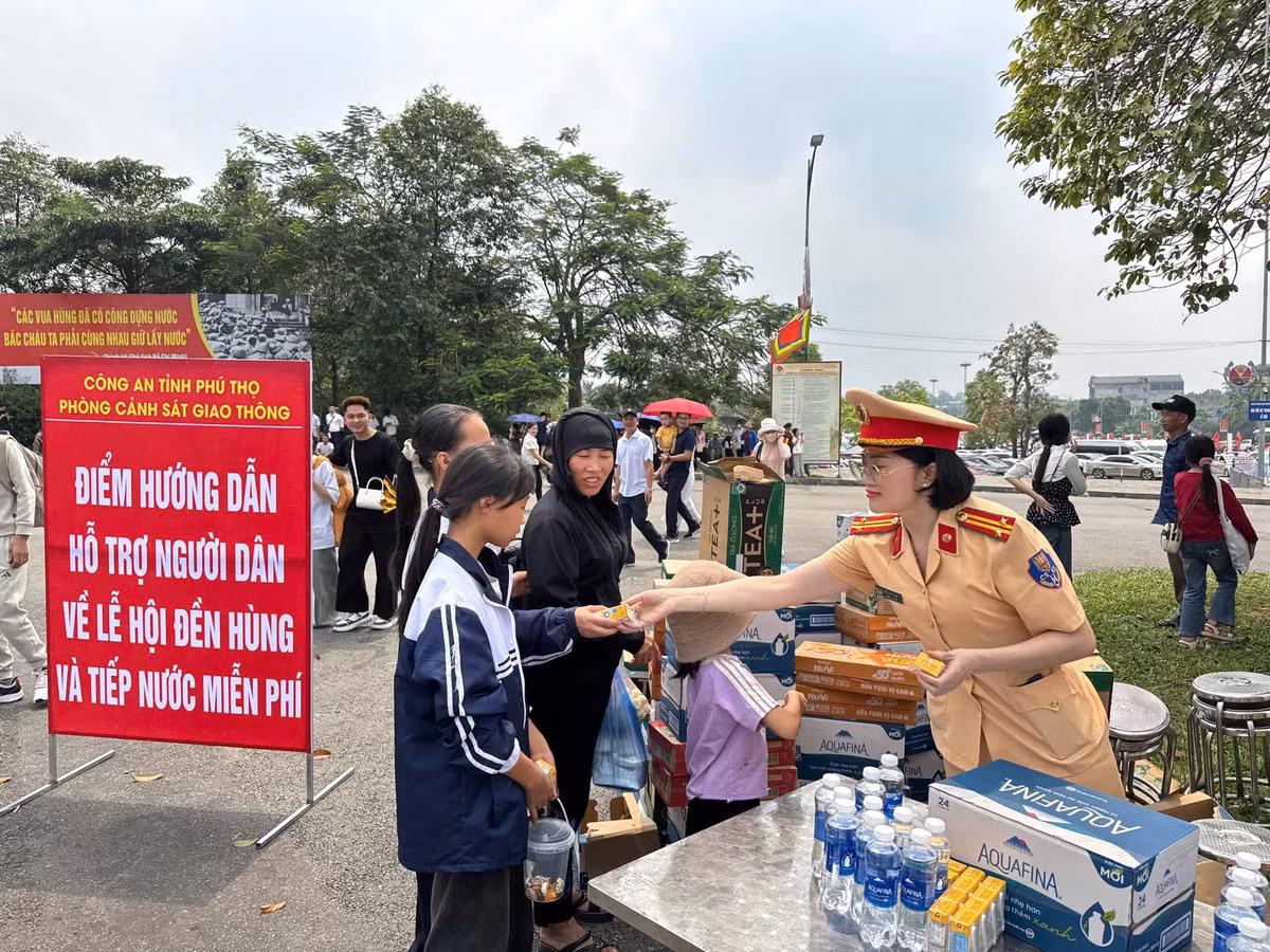 Trong hai ngày 25-26/4 (tức mùng 9-10/3 âm lịch), trong điều kiện thời tiết nắng nóng, lưu lượng người đông, Phòng Cảnh sát giao thông Công an tỉnh Phú Thọ đã tổ chức cấp phát miễn phí nước uống, sữa cho người dân, du khách hành hương về Đền Hùng.