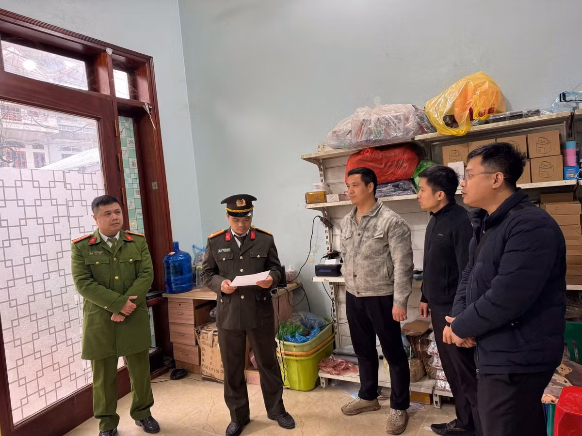 co-quan-dieu-tra-thi-hanh-lenh-kham-xet-tai-kho-doi-tuong-yang-yifeng-o-so-nha-43-duong-truc-chinh-xa-hoang-van-thu-tinh-lang-son.jpg