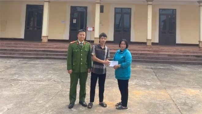 nhat-duoc-boc-tien-tren-duong-di-lam-thanh-nien-phu-tho-giao-cho-cong-an-4798-578.jpg