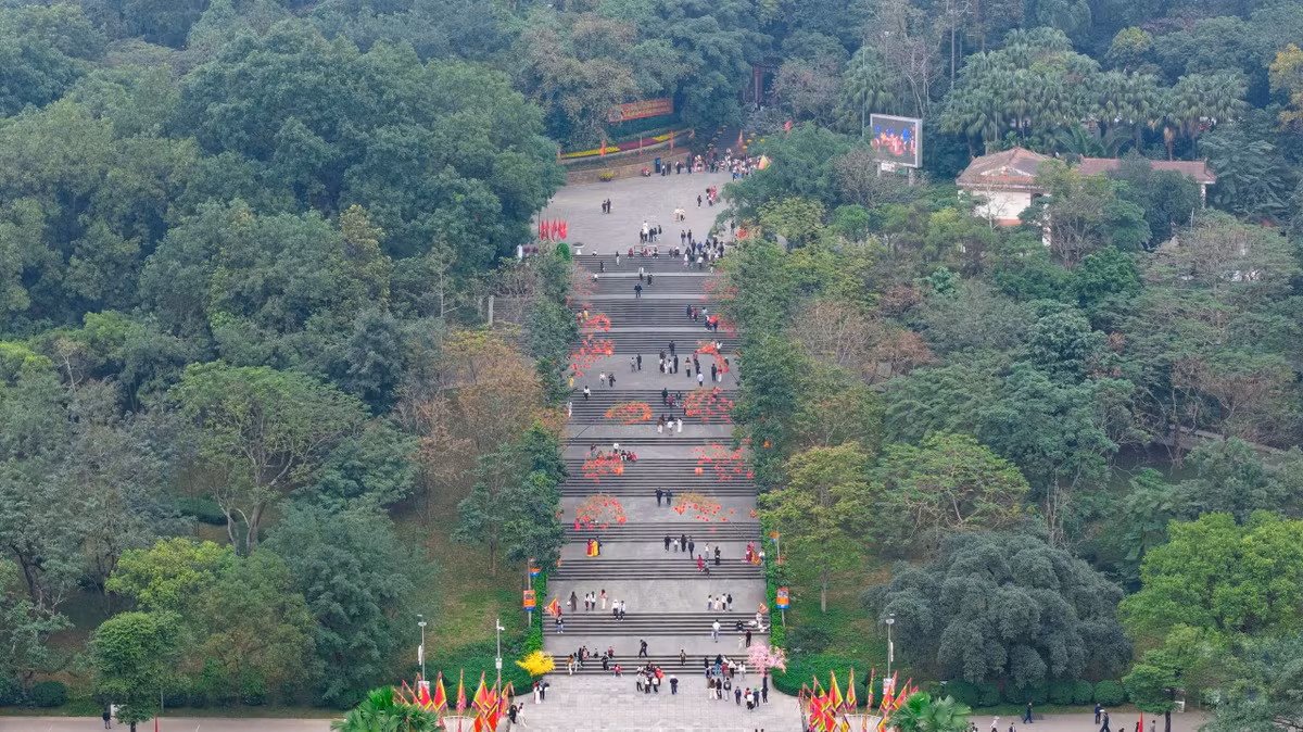 Lượng người đổ về Đền Hùng từ những ngày mùng 1 Tết Bính Ngọ, có những thời điểm đông đúc, nhưng không xảy ra tình trạng chen lấn.