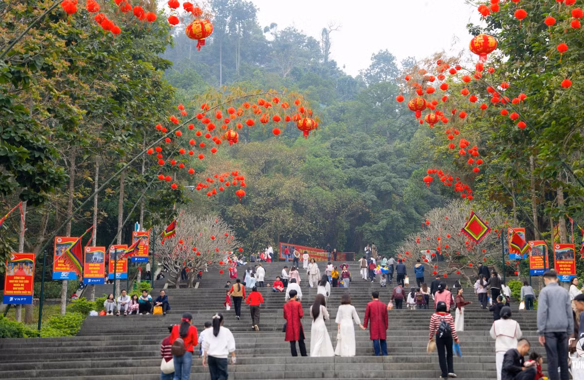 Trước nhu cầu tham quan, chiêm bái của du khách trong những ngày đầu Xuân, Khu di tích lịch sử Đền Hùng đã tiến hành trang trí tại nhiều địa điểm trong khu di tích.
