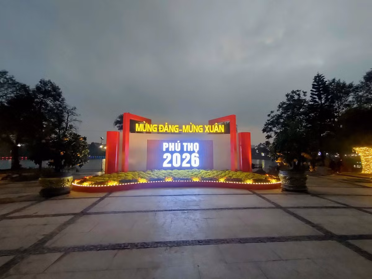 Ngoài các cụm linh vật, Phú Thọ còn thiết kế nhiều mô hình, trang trí Tết Bính Ngọ năm 2026 đặt tại nhiều khu vực trong tỉnh. Các tiểu cảnh với hình khối, màu sắc, ánh sáng, tập trung vào tông chủ đạo biểu trưng cho khí thế vươn lên tỏa sáng với luồng sinh khí mới, sự may mắn, hạnh phúc, phồn vinh đón chào năm mới. Ảnh: Nguyễn Hinh