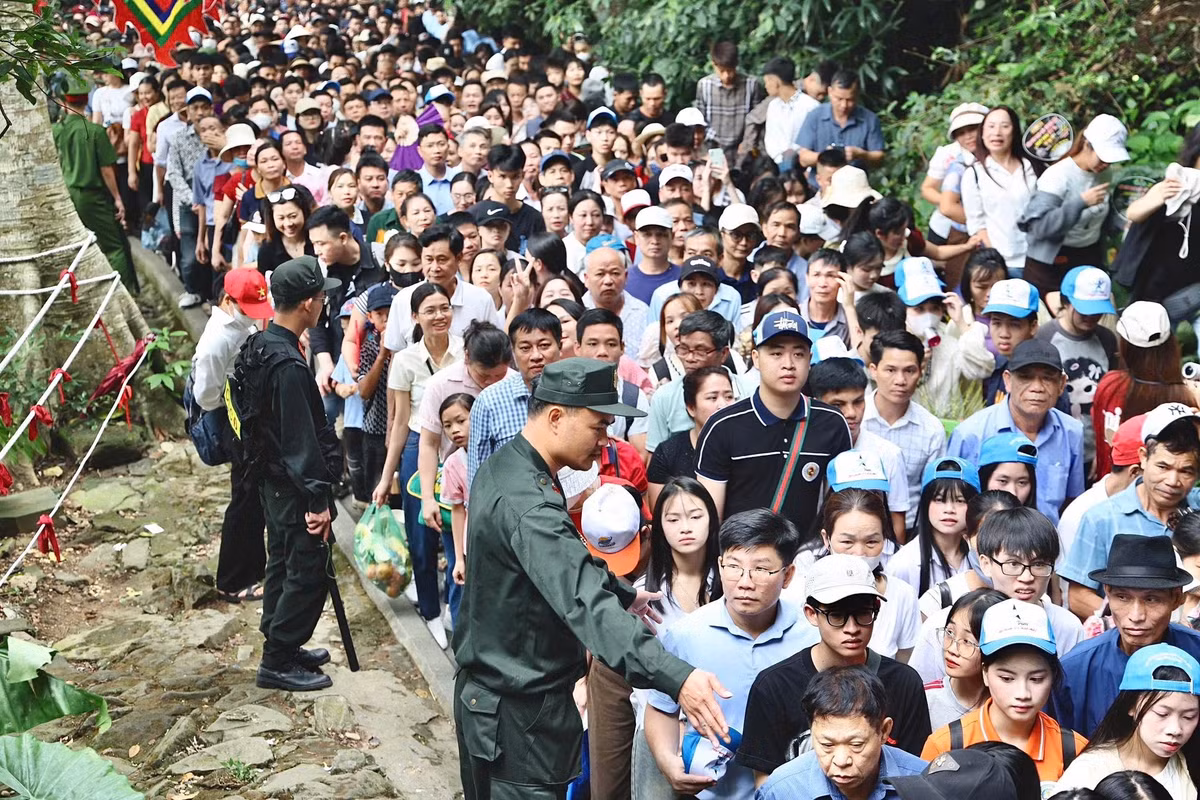 Công an tỉnh Phú Thọ đã bố trí đủ quân số đứng dọc theo các tuyến đường dẫn lên các khu vực đền để tuyên truyền, hướng dẫn người dân, du khách không chen lấn, xô đẩy đồng thời tận tình giúp đỡ người già, trẻ nhỏ.