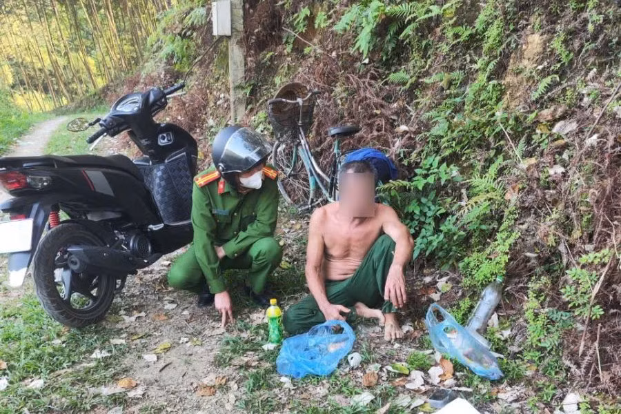 can-bo-cong-an-xa-van-ban-dong-vien-ong-h-tu-bo-y-dinh-tu-gay-thuong-tich.jpg