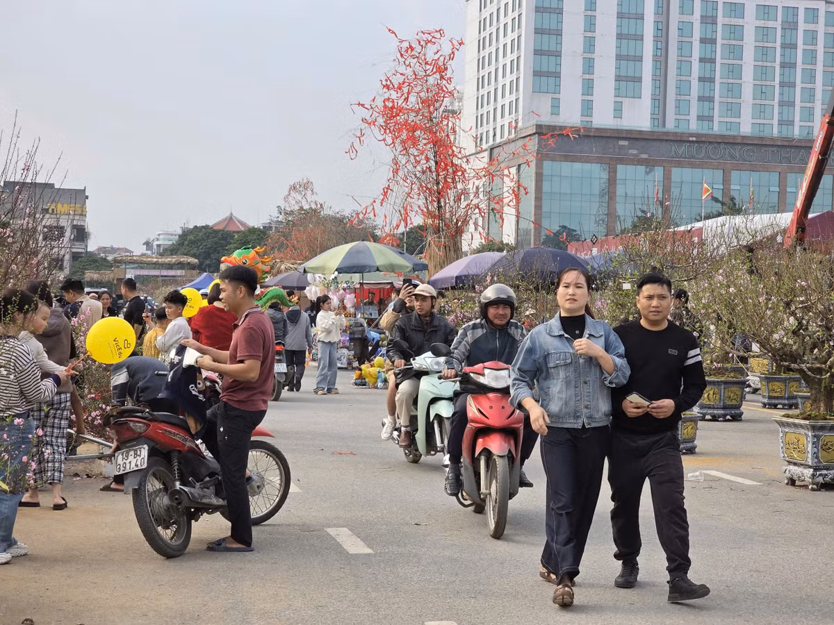Ghi nhận tại khu vực chợ hoa Tết Thanh niên (quảng trường Hùng Vương), dòng người đổ về khu vực quảng trường và các gian hàng ngày một đông, tạo nên khung cảnh rộn ràng, ấm áp đặc trưng của những phiên chợ cuối năm.