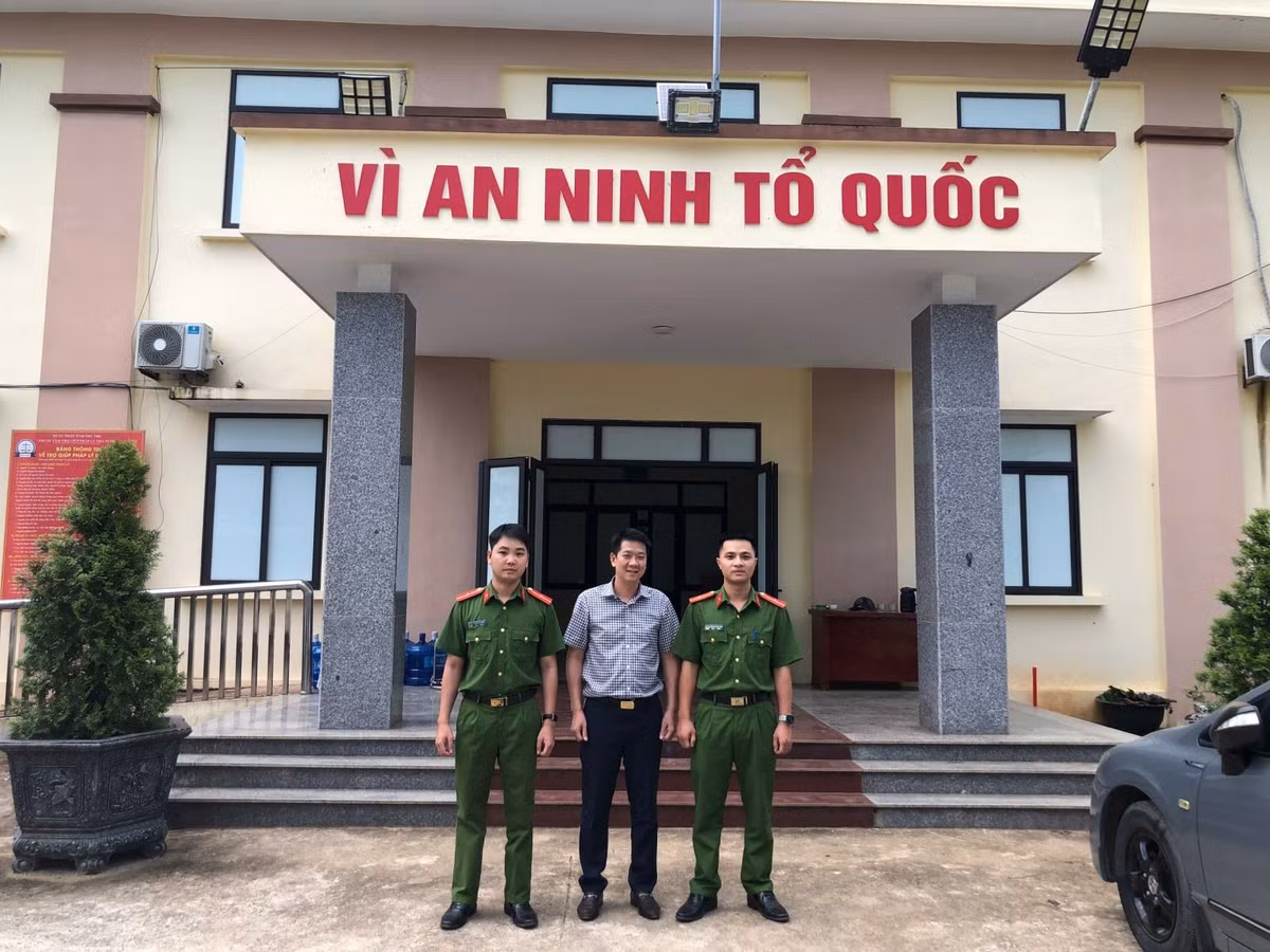 anh-nguyen-viet-tu-vui-mung-va-phan-kho-df43.jpg