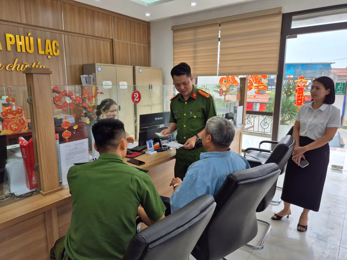 can-bo-cong-an-xa-hung-viet-tuyen-truyen-giai-thich-cho-ong-l-v-v-ve-thu-doan-cua-doi-tuong-lua-dao.jpg