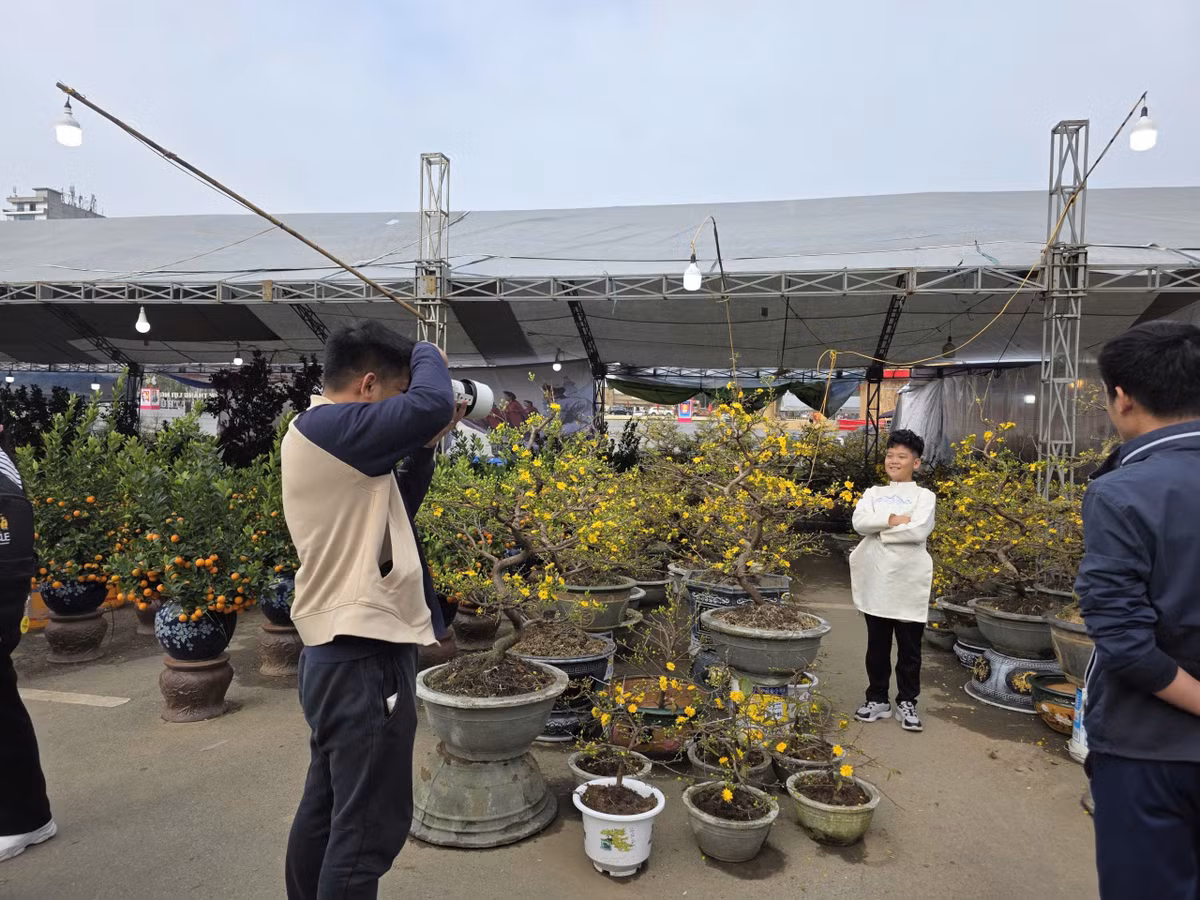 Đây cũng là thời điểm chụp ảnh Tết vào mùa... Trong các ngày cuối năm, thợ ảnh có thể kiếm được khoản chi phí kha khá khi chụp ảnh cho khách tại chợ Tết bởi nhu cầu khá cao.