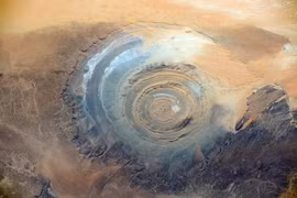 Bí ẩn cấu trúc hình con mắt kỳ vĩ giữa sa mạc Sahara khô cằn