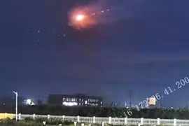 Tuy nhiên, nhiều người cho rằng những tiếng nổ đó chỉ là tiếng sấm vì khi ấy trời đang mưa. Ảnh: Weibo.